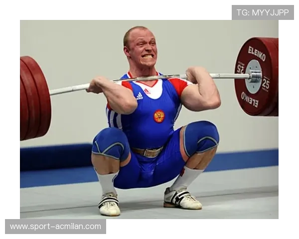 举重运动员上台前互扇巴掌“提神”