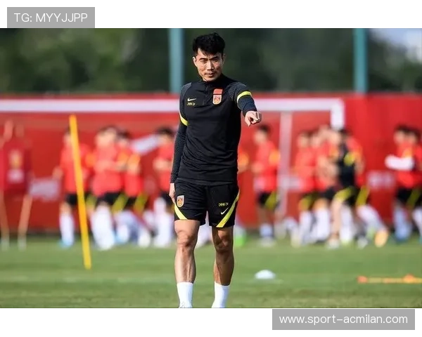 年轻守门员在训练中稳稳出场,教练为其点赞 年轻守门员在训练中稳稳出场,教练为其点赞