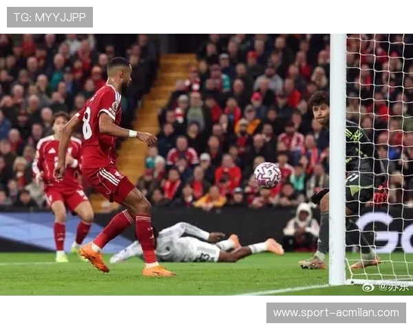 曼联边路补位形成致命传中机会 曼联边路补位形成致命传中机会